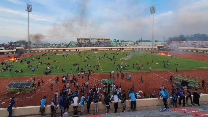 Suporter Mengamuk! Laga Persela Lamongan vs Persijap Jepara Berakhir Ricuh