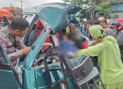 Kecelakaan Libatkan Mobil Carry dan Truk di Lamongan, Satu Orang Alami Luka Berat
