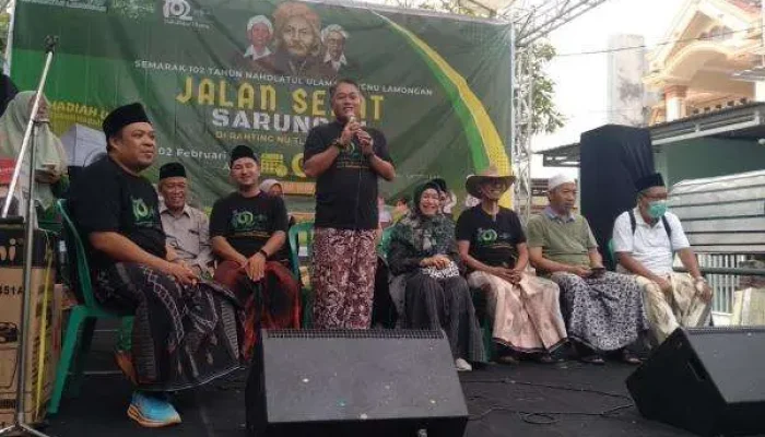 Ribuan Warga Lamongan Meriahkan Harlah NU ke-102 dengan Jalan Sehat Sarungan