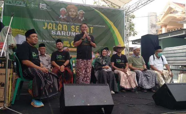 Ribuan Warga Lamongan Meriahkan Harlah NU ke-102 dengan Jalan Sehat Sarungan