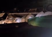 Truk Bermuatan 38 Ton Gula Terguling di Jalur Lamongan-Babat