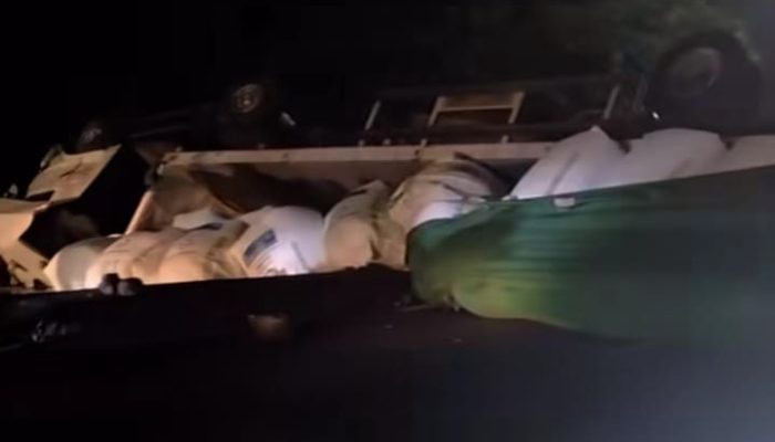 Truk Bermuatan 38 Ton Gula Terguling di Jalur Lamongan-Babat