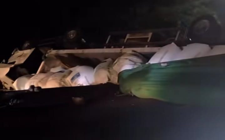 Truk Bermuatan 38 Ton Gula Terguling di Jalur Lamongan-Babat