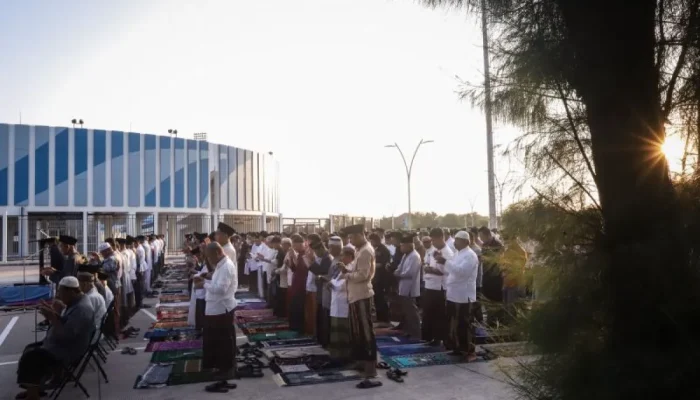 Ratusan Umat Islam Laksanakan Shalat Iduladha di Stadion Surajaya Lamongan
