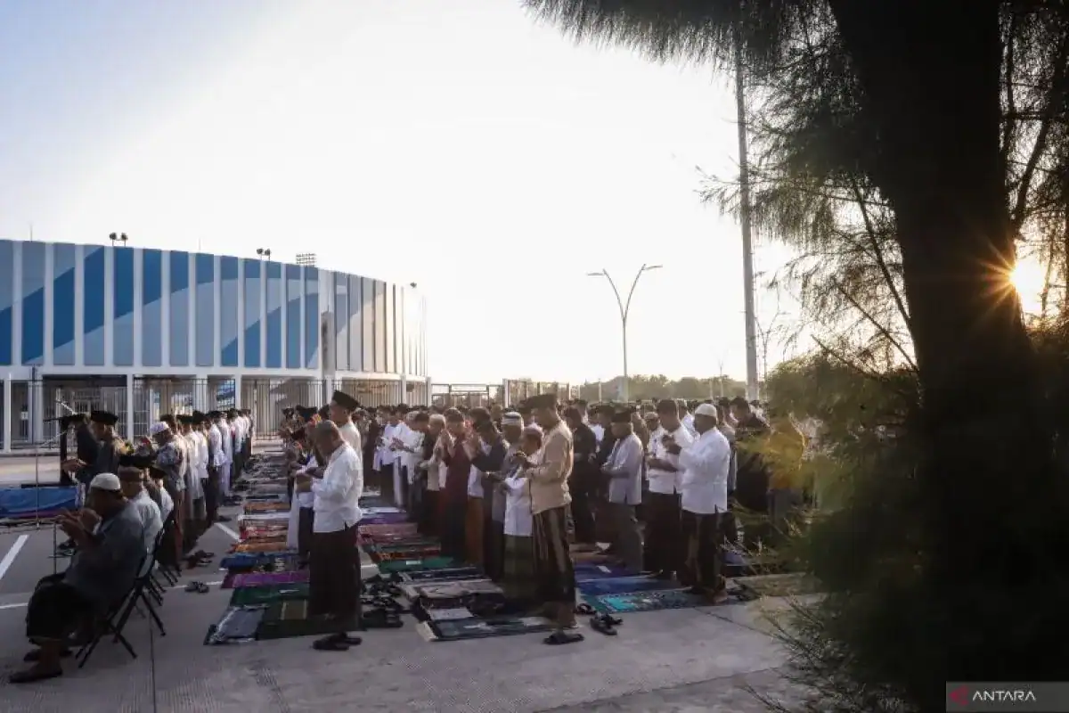 Ratusan Umat Islam Laksanakan Shalat Iduladha di Stadion Surajaya Lamongan