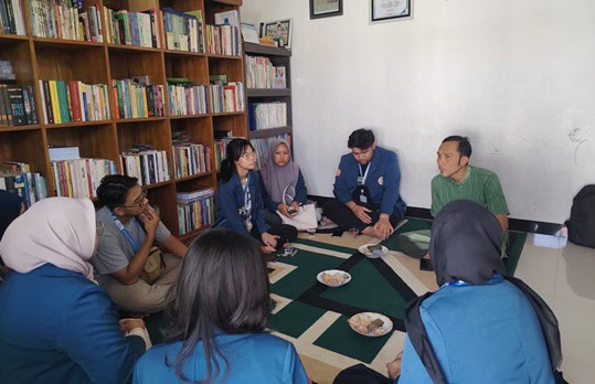 TBM Gemar Maos Jadi Pusat Kegiatan Literasi Mahasiswa Unair di Lamongan