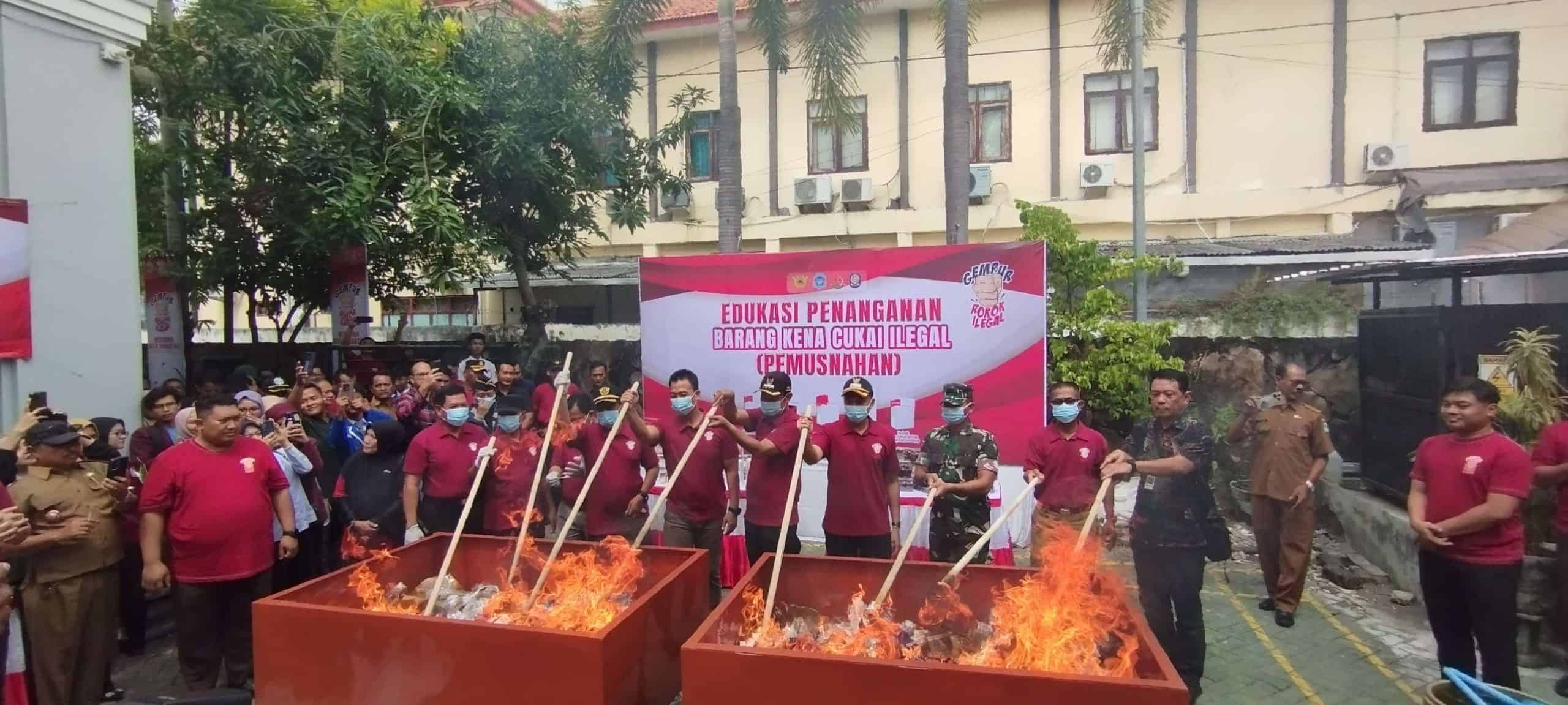 Kejari Lamongan Musnahkan 506 Ribu Rokok Ilegal dan 66 Botol Miras