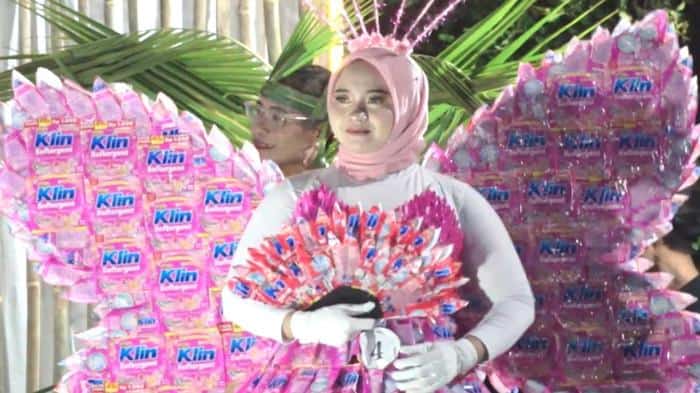 Warga Desa Wudi Tampilkan Fashion Show Daur Ulang, Meriahkan HUT RI ke-80