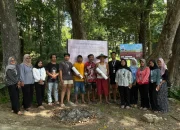 Mahasiswa KKN Umla dan Warga Dusun Pancur Pasang Biopori