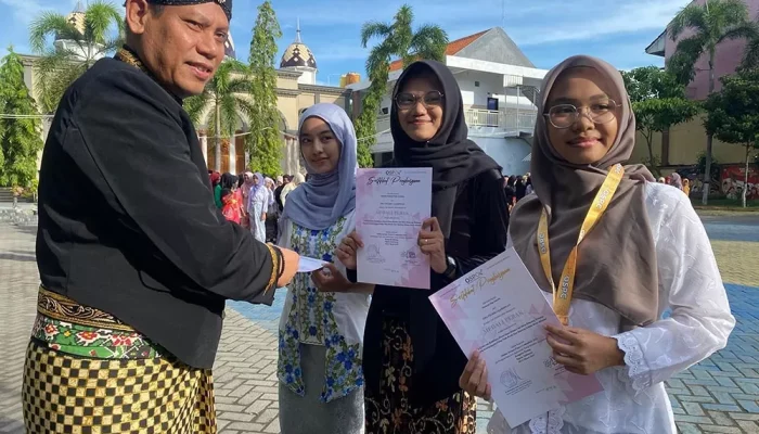 Raih Prestasi Nasional, 3 Pelajar SMAN 1 Lamongan Kembangkan Riset Ekstrak Daun untuk Benih Bandeng